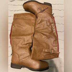 I wear a size 9.5 and they fit great!